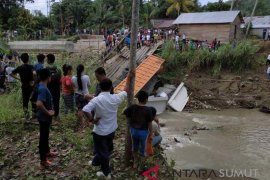 BBM di Nias Selatan langka akibat terputusnya akses jalan