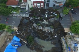 Police Interrogate Five Worker Over Land Subsidence on Gubeng Highway