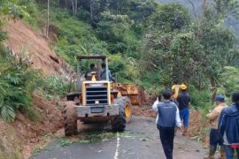 Jalan raya Bandung-Cisewu tertutup tanah longsoran