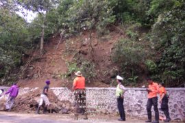 Akibat Longsor,  Jalur Jember-Banyuwangi di Gumitir Sempat Macet