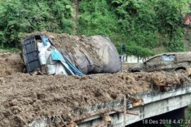 Dua alat berat bersihkan longsoran di Parapat