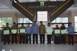 Bupati serahkan bantuan Rp5 miliar untuk guru madrasah