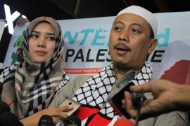 Opick ajak istri bulan madu ke pengungsian Palestina