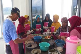 Selamatkan dugong dan lamun, FPIK IPB latih warga Toli-Toli mengolah ikan