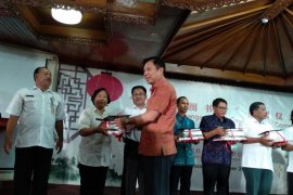 Sekolah di Bali dapat sumbangan buku dari Konjen Tiongkok
