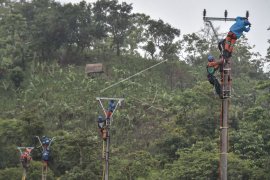 Warga Entabuk harapkan listrik PLN