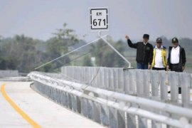 Empat ruas tol trans- Jawa resmi beroperasi