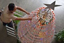 Pohon Natal berbahan limbah plastik