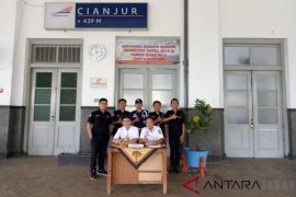 Komunitas railfans Cianjur bantu petugas posko stasiun