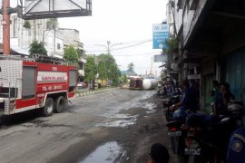 Evakuasi truk bawa 15 ton elpiji terguling menunggu crane