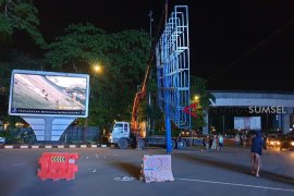 Pemkot Palembang bongkar 9 reklame ilegal