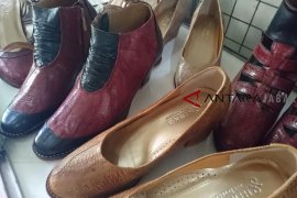 Pemuda Bandung ubah kulit ceker jadi sepatu nilai jual tinggi
