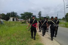 Pemasangan tiang PLN dikawal polisi
