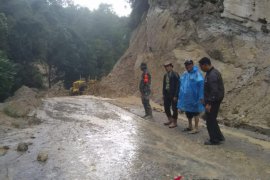 TPL kerahkan alat berat bantu evakuasi longsor di Kecamatan Parmonangan