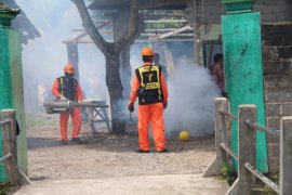 Polres Blitar Selenggarakan "Fogging" di Pondok Pesantren