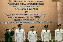 Gubernur Lantik Bupati Sampang dan Wali Kota Probolinggo Serentak (Video)