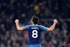 Harry Winks menangkan Tottenham saat Kane Cedera