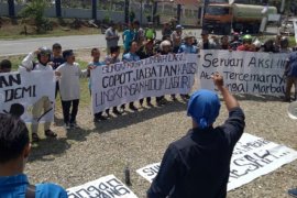 Sungai Marbau tercemar, mahasiswa demo DLH Labura