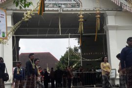 Pasangan pengantin Puro Pakualaman menjalani prosesi panggih