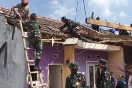 Warga terdampak angin puting beliung di Rancaekek butuh bantuan terpal