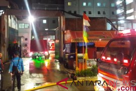 Petugas lakukan pendinginan kebakaran di RS Yarsi