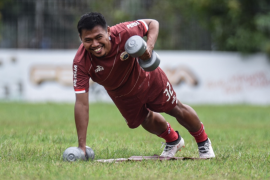 Pemain Persija Tony Sucipto main gim horor di sela latihan mandiri saat PPKM