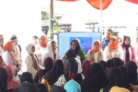 First Lady in Banyuwangi Grows Hydroponic Plants with PAUD Children