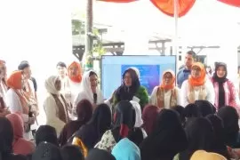 First Lady in Banyuwangi Grows Hydroponic Plants with PAUD Children