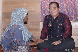 Bertemu Bupati HSS warga penerima manfaat bantuan  berterima kasih