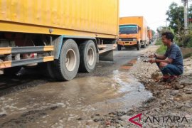 Protes jalan rusak, warga Labusel "memancing" di jalan lintas Sumatera-Riau