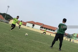 Hadapi Persinga Ngawi, Persebaya Tanpa Stiker Murni