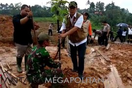 Kepala BNPB blusukan di lokasi longsor Sukabumi
