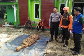 Puluhan makam di Nagrak Sukabumi tergerus longsor