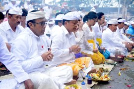 Pemkot Denpasar "Ngaturang Bakti Penganyar" di Pura Luhur Lempuyang