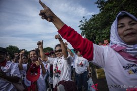 Aksi damai salam jempol ceria