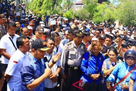 Ratusan nelayan unjuk rasa ke kantor bupati Tapteng