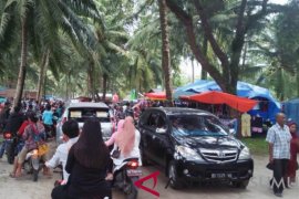 Libur tahun baru Pantai Binasi Tapteng ramai pengunjung