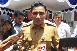 Bupati Kotim terima mobil Land Cruiser dan Hummer dari korupsi penerbitan IUP