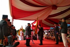 Gubernur Kaltim Serahkan Panji Keberhasilan Pembangunan