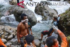 Setelah delapan hari pencarian, Tim BPBD Pasaman Barat temukan korban hanyut