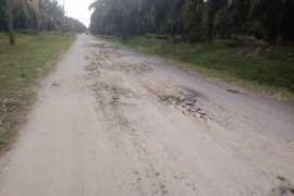 Baru dua bulan siap dikerjakan jalan di Langkat sudah rusak