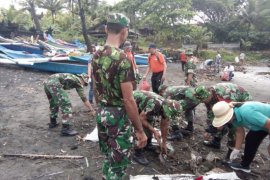 Kodim Tabanan bersihkan sampah di Pantai Soka