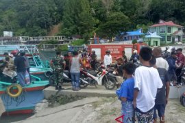 Longsor berkepanjangan, pengusaha kapal buka jalur Pantai Bebas Parapat - Sibaganding