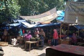 Pedagang Pasar Dasan Agung resah kenaikan harga sembako
