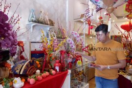 Pedagang mulai jual pernak-pernik imlek