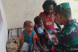 Satgas Pamtas Yonif 126/KC gelar pengobatan "door to door" kepada masyarakat