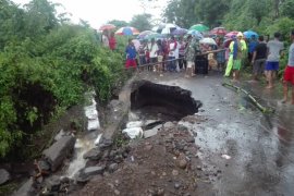 Jalan Antardesa di Bondowoso Nyaris Terputus Akibat Longsor