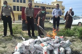 Bawaslu Banjarmasin bersihkan ratusan APK melanggar