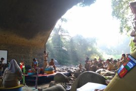 Wali Kota Bogor gelar "briefing staf" di pinggir Ciliwung