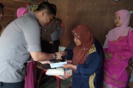 Polres Agam bantu kebutuhan Pokoki warga miskin